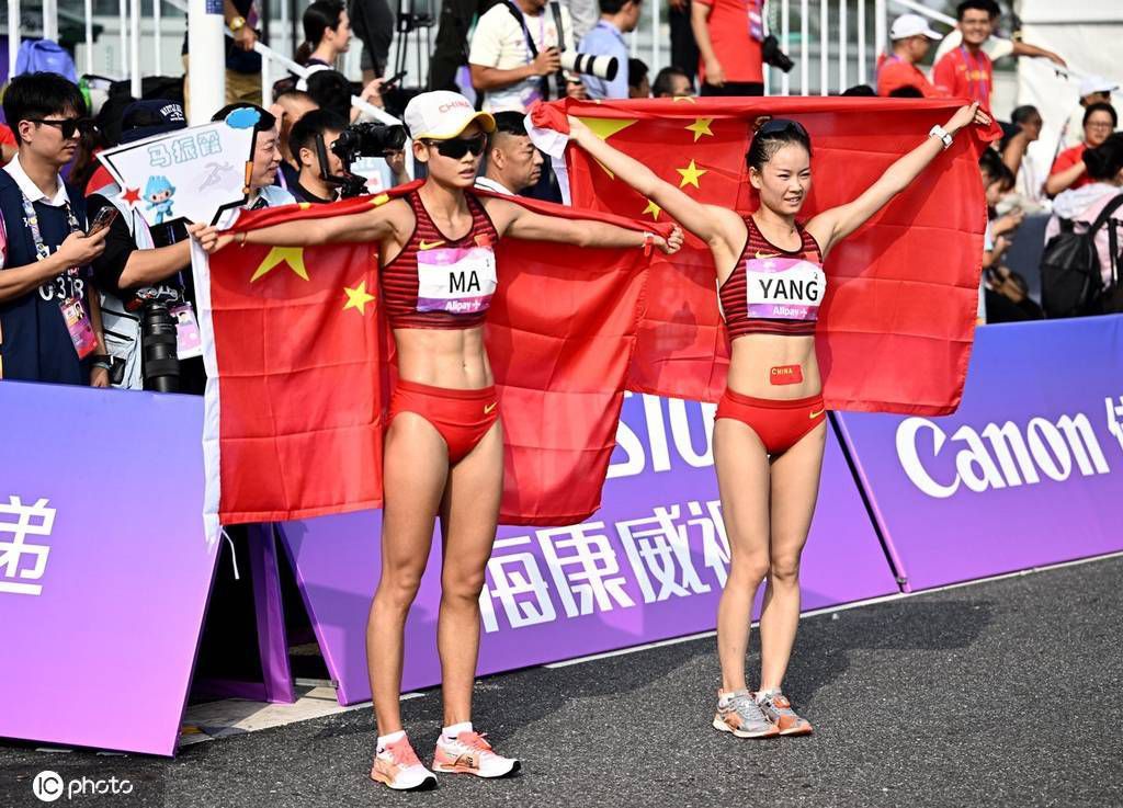 美国加州的圣佩雷罗港一艘货轮爆炸，灭亡27人，9000万美元掉踪。变乱产生今后，联邦查询拜访局捕快白基奇在病院期待昏倒不醒的幸存者；海关特派员年夜卫（查兹•帕明特里 饰）则对别的一位拿到特赦令的幸存者金特（凯文•史派西 饰）进行了鞠问。                                      金特供认，在变乱中丧生的基顿（加布里埃尔•伯恩 饰）、法特（本尼西奥•德托罗 饰）、麦曼诺（斯蒂芬•鲍尔文 饰）和杜